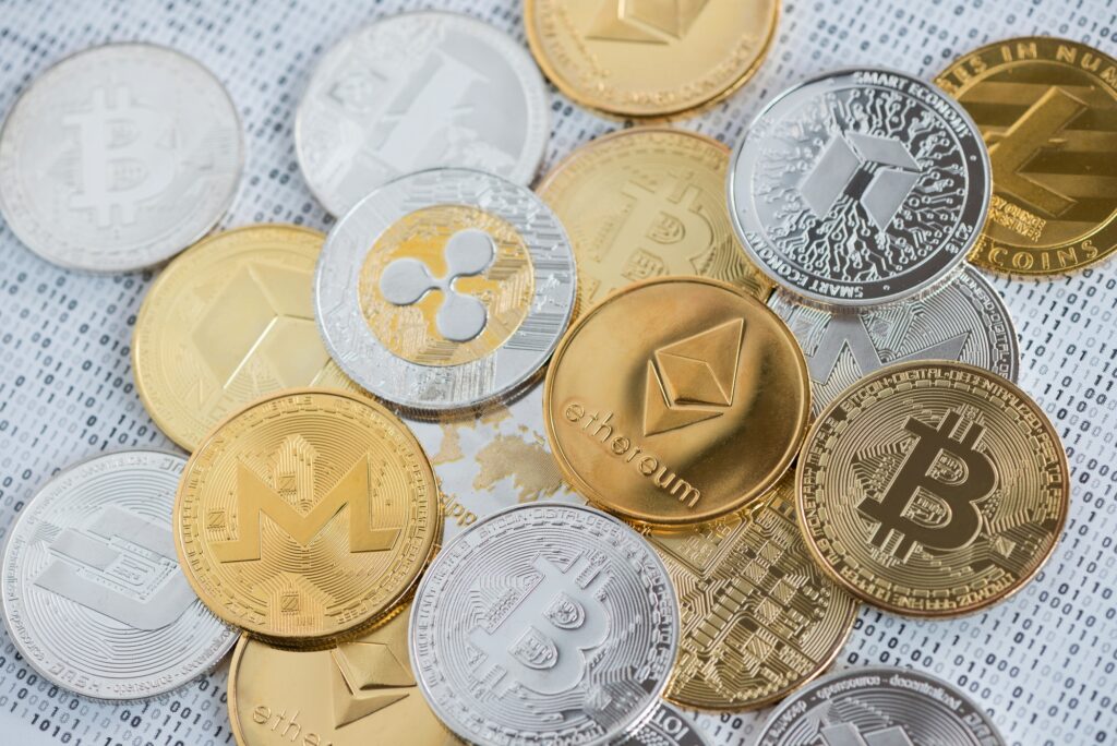 Darstellung verschiedener Kryptowährungen in Münzenform