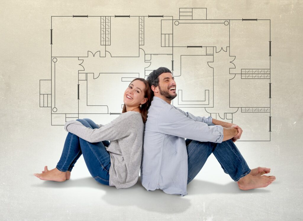 Ein junges Paar träumt und stellt sich sein neues Haus im realen Zustand vor