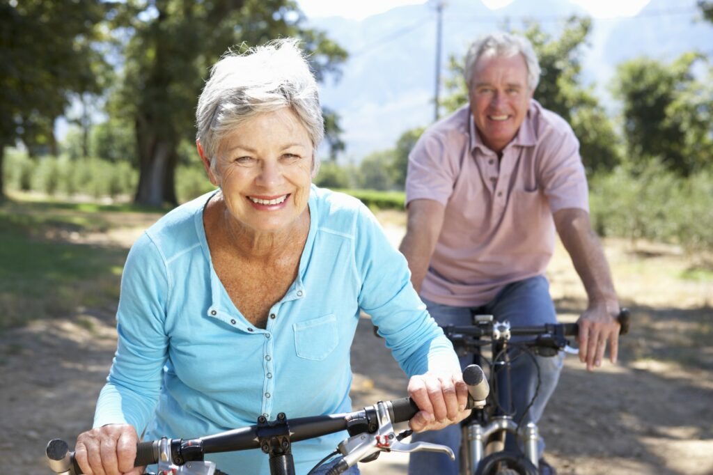 Glückliche alte Menschen auf Fahrrädern